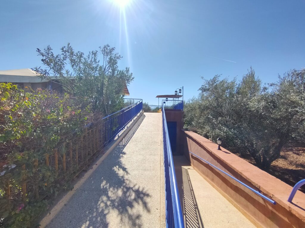 Passaggio attrezzato nel giardino di Handioasis