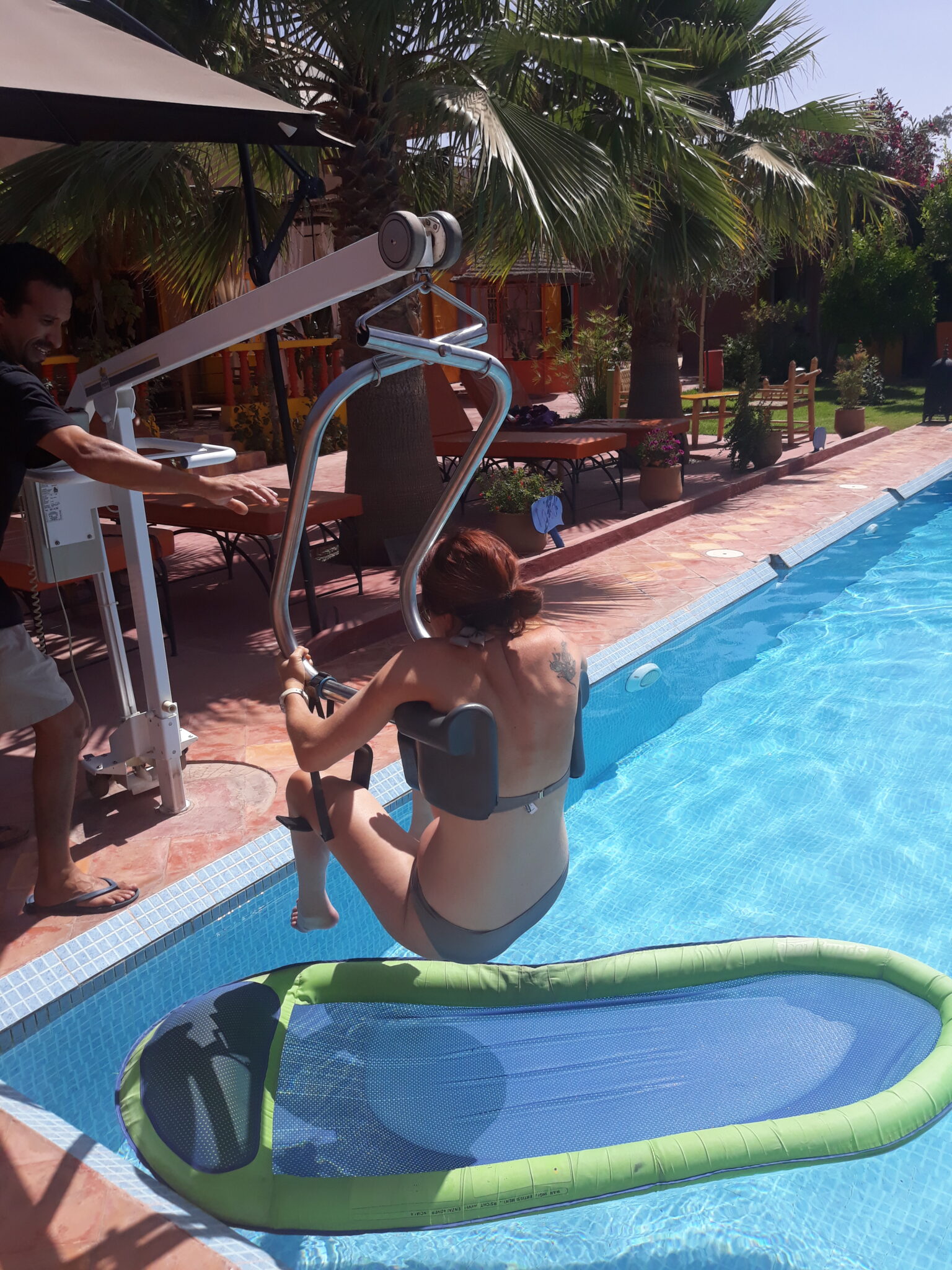 Ingresso in acqua nella piscina di Handioasis Marrakech