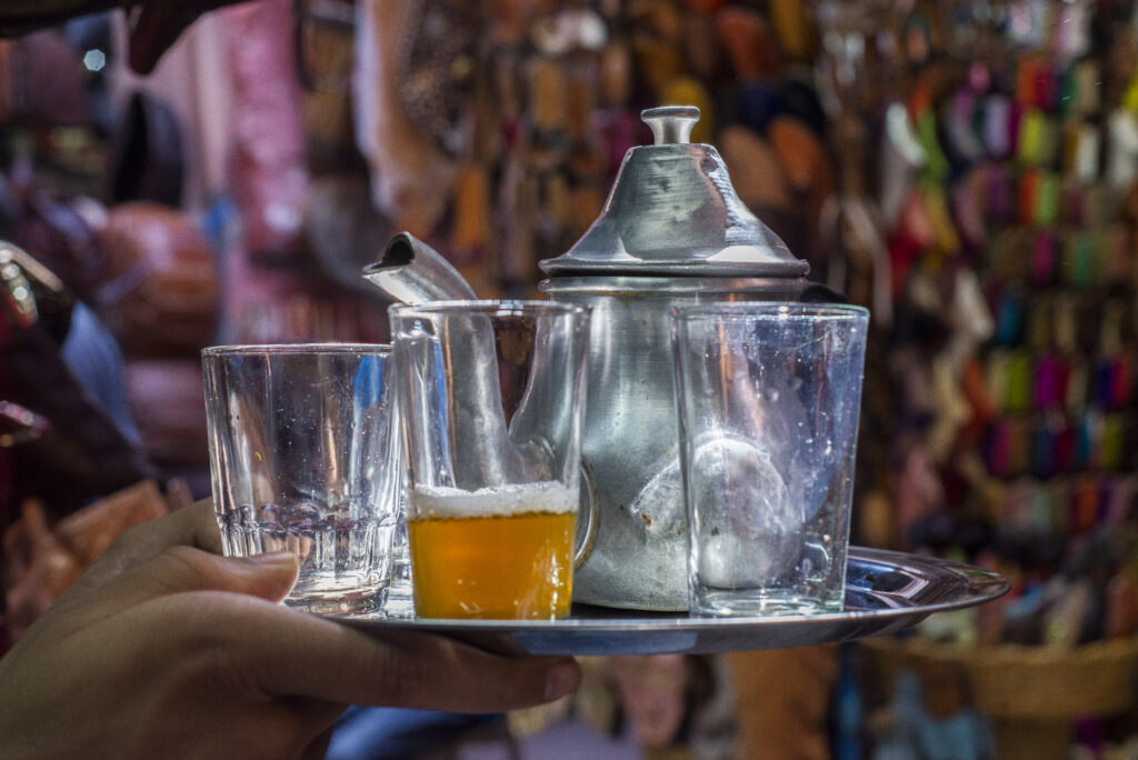 Servizio del tè alla menta in Marocco